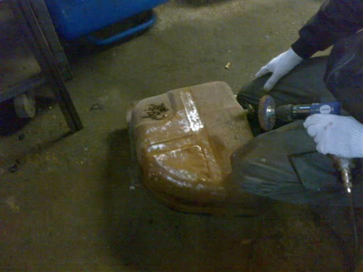 Fiat panda 83 - projektets gang! - Satte lige en kami til at slibe tanken ren så den er klar til senere. billede 49