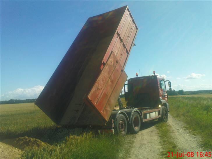 De biler jeg har kørt i - Ja der holder jeg på en mark for at læsse ægge skaller af Tom's MAN TGA billede 4