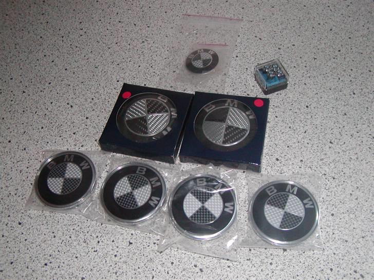 BMW Carbon Emblemer monteres på E34 - Nye emblemer ind af døren billede 1