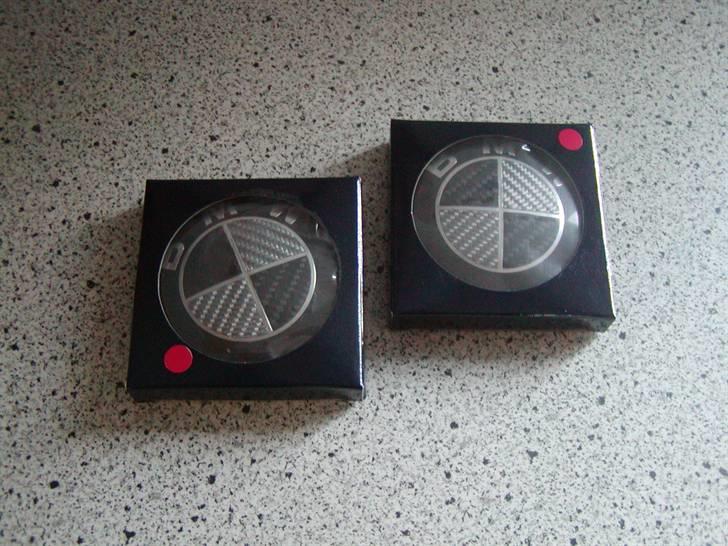 BMW Carbon Emblemer monteres på E34 - Emblem til Hjel og Bagklap billede 2