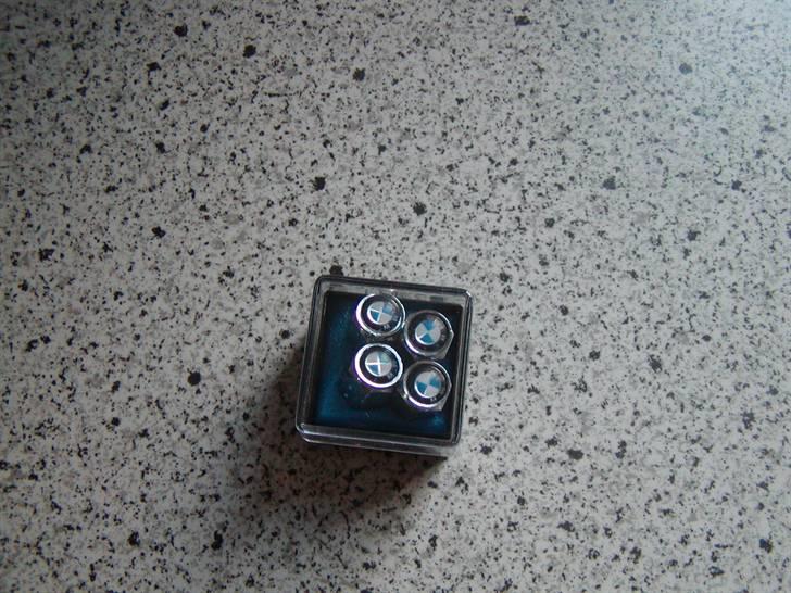 BMW Carbon Emblemer monteres på E34 - 4 Specielle Ventilhætter :P Haha billede 5