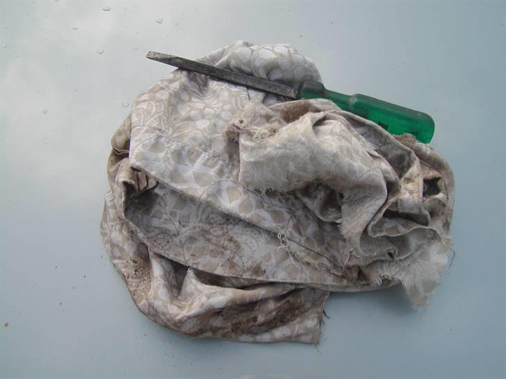 BMW Carbon Emblemer monteres på E34 - En skruetrækker og en klud så man sq langt billede 6