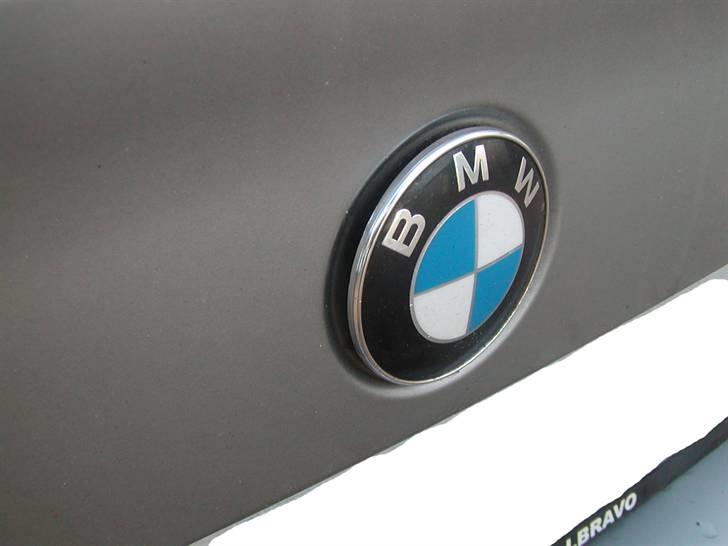 BMW Carbon Emblemer monteres på E34 - Forsigtet løsnes den ene side, og så den anden med skruetrækkeren.. til man forsigtig for den af.. 

OBS:  Pas på lakken :P billede 8