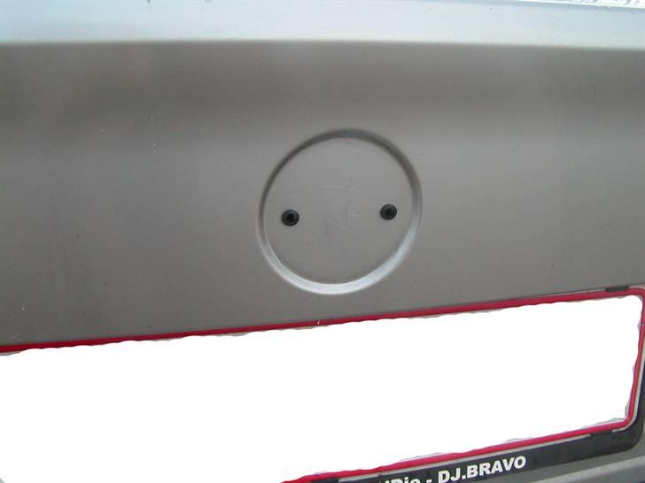 BMW Carbon Emblemer monteres på E34 - Færdig rengjort Bagklap.. Klar til nyt emblem... billede 10