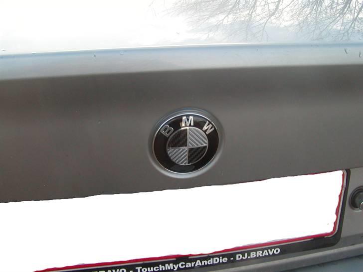 BMW Carbon Emblemer monteres på E34 - Færdig arbejde 1 stk nyt emblem på plads... billede 11