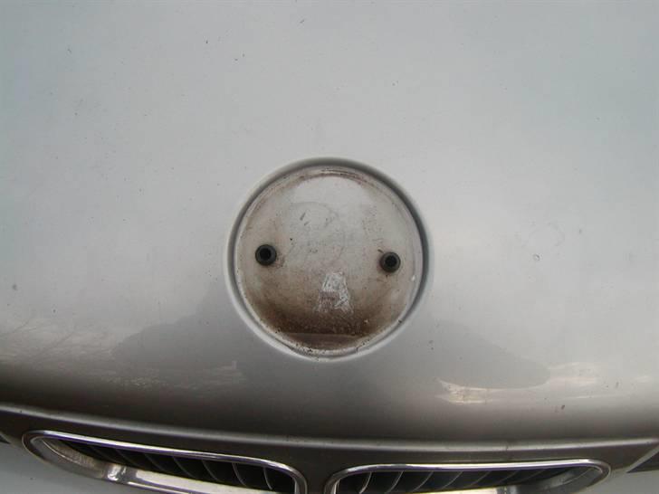 BMW Carbon Emblemer monteres på E34 - Fjernet emblem ... billede 15