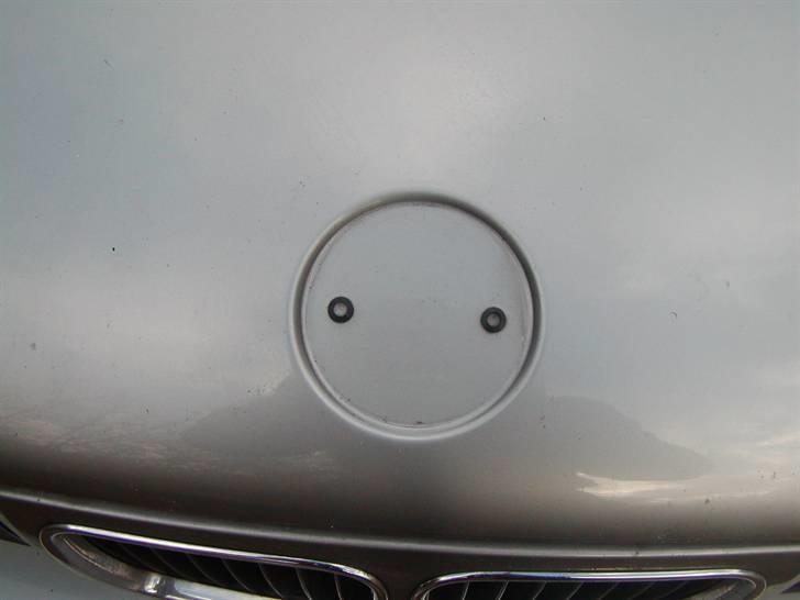 BMW Carbon Emblemer monteres på E34 - Igen rengjort og klar til nyt emblem.... billede 16