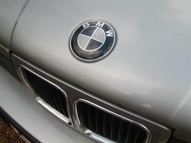 BMW Carbon Emblemer monteres på E34 - Tataaaaa.. Nyt emblem monteret :P  Det jo som en ny dyt :P billede 17