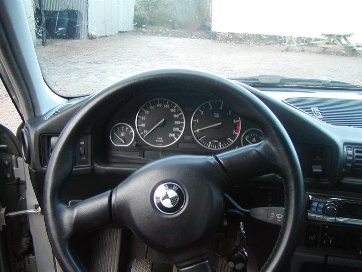 BMW Carbon Emblemer monteres på E34 - Emblem på rattet monteret... klik and play :P billede 18