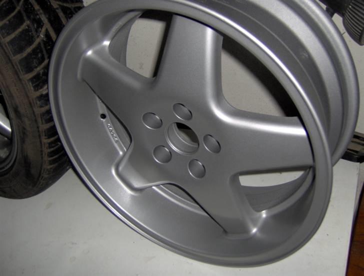 Renovering af Volvo alufælge - Sådan blev resultatet efter ca. 5 gange lak.
Forøvrigt en lækker bred kant på de originale Volvo Polaris fælge. Nok derfor de er så populære. billede 6