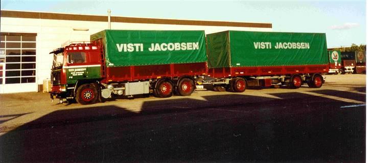 Visti Jakobsen Skive - Her er en næsten ny volvo F12 Intercooler med 400 hk, året er ca 1990 og den her bil er den første i firmaet med luftafjedring på hængeren, forvognen er self på parabel fjedre. jeg var 20 år og har lige vasket trækket for at køre en tur til nordsverige i min ferie fra skolen...FEDT......... billede 1