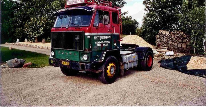 Volvo F89 - Så er den blevet vasket og det v der var lavet i gitteret er blevet fjernet. billede 3