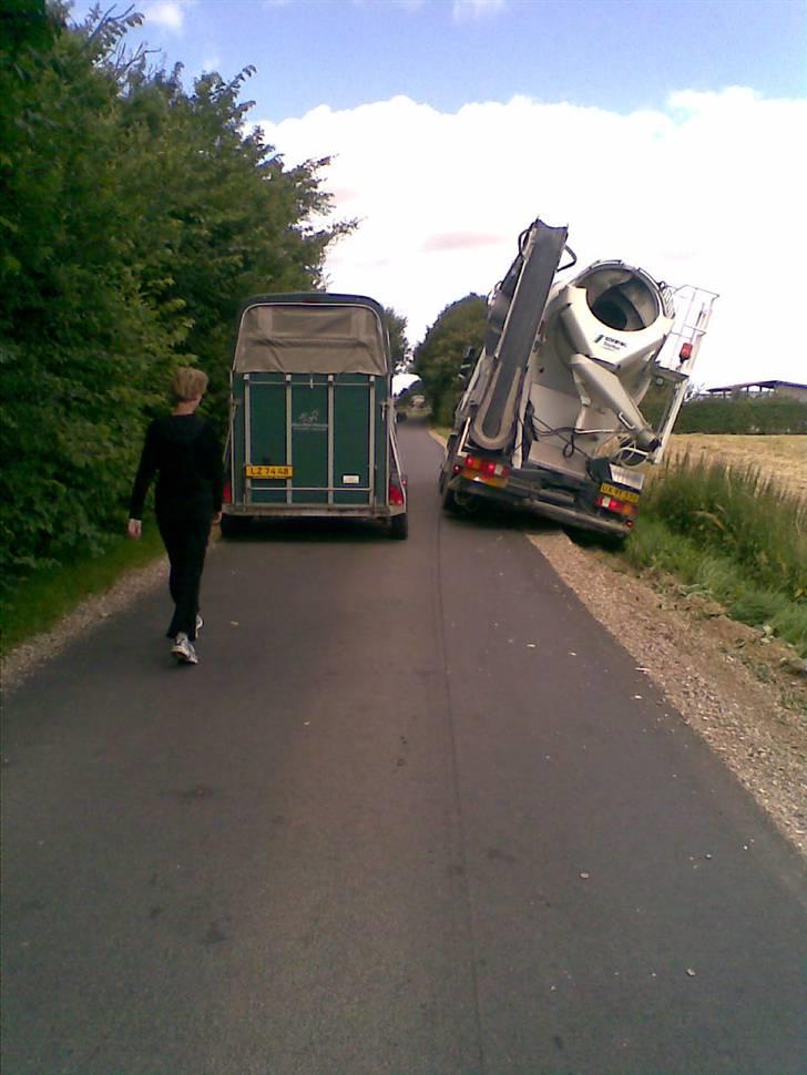 Mit job ved unicon - Ja der var ikke plads til mig og en modkørende bil med camping vogn :-) så en af os måtte jo give sig billede 15