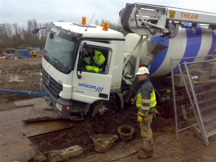 Mit job ved unicon - Min kolega lærte det også !! der røg et dæk , da han skulle trækkes fri billede 21