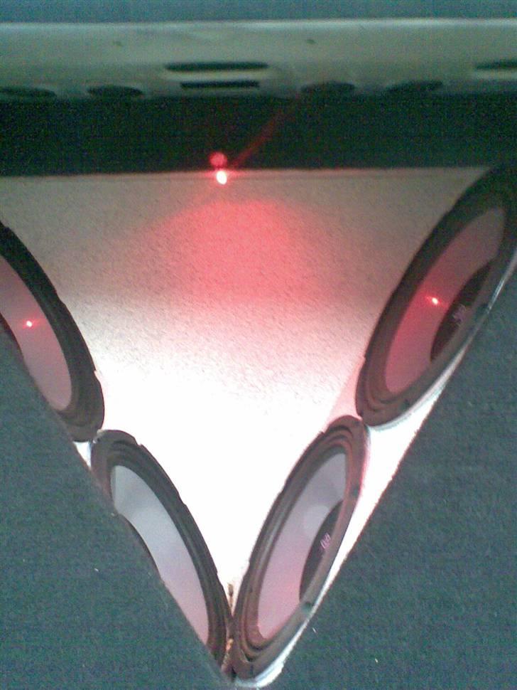 Anlæg i Audi 80'eren... - 3 røde dioder monteret i toppen af kassen.. giver et super fedt lys... Det hvide i kassen er stenmaling.. som giver nogle sorte nister i overfladen.. billede 4