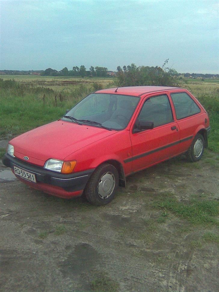 Billeder af tidligere biler. - Ford Fiesta 1,3 CL.
Købte den efter salget af Kadetten da jeg manglede noget at køre i.. Det var ikke en særpræget fornøjelse eller oplevelse jeg fik ud af det.. Så jeg solgte bilen kort tid efter da min dag kun blev værre hver gang jeg så på den :/

Men pånær det var det en okay bil til billige penge :) billede 20
