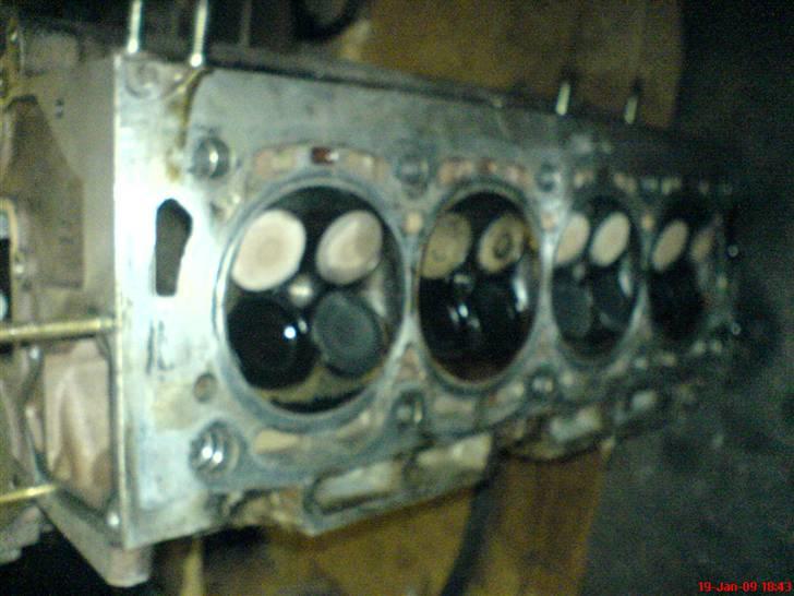 Nyt tuningsprojekt Peugeot 306 2.0 16v - Man kan lige se den har været utæt på cylinder 2 (Olie). (fundet fejlen, der mangled en paraply) billede 5