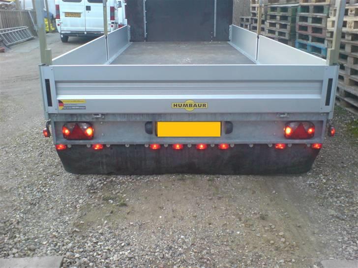 Danmarks sejeste trailer - Bagenden med 8 røde markeringslys billede 2