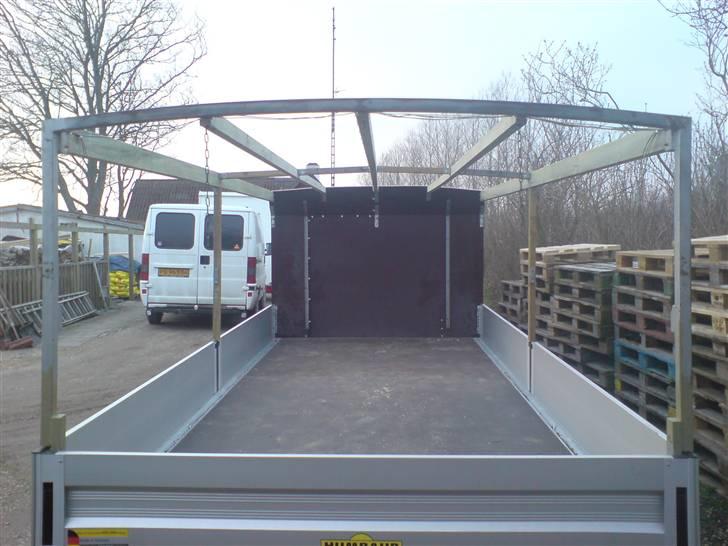 Danmarks sejeste trailer - Presennings opbygningen set fra bagenden
Flere billeder kommer senere.
Der kommer lys inde i traileren når presennngen kommer på samt røde markeringslygter i på toppen af bagenden :-)
Kommer til at se godt ud billede 4