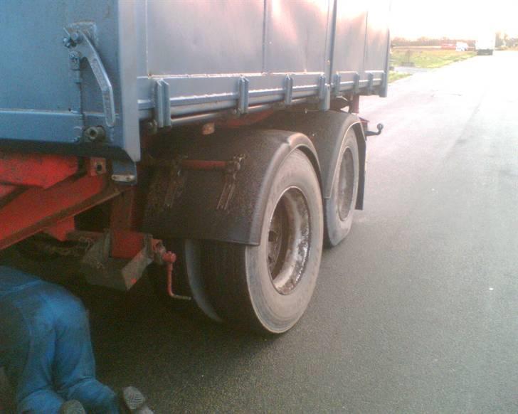 Lidt billeder af lastbiler og maskiner fra mit tidliger arbejde - Drejbr foraksel på kærren, desværre ikk med vilje, en fjeder som holder akslen var knækket billede 5