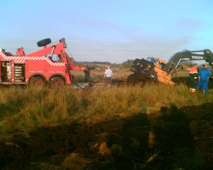 Lidt billeder af lastbiler og maskiner fra mit tidliger arbejde - Vrå mskinstation havde et lille uheld med en drunknet gravemaskine billede 10