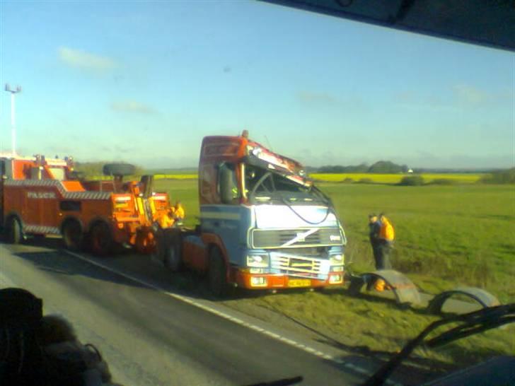 Lidt billeder af lastbiler og maskiner fra mit tidliger arbejde - En lidt uheldig kollega, eller heldig kan man vist godt sige, han slap uden en skramme billede 16