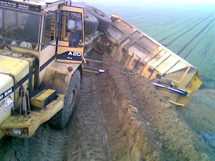 Lidt billeder af lastbiler og maskiner fra mit tidliger arbejde - Ja de er ikk nemme at balancere med det gamle dumper lort. men det er nemt at smøre kardanen når den ligger ned billede 18
