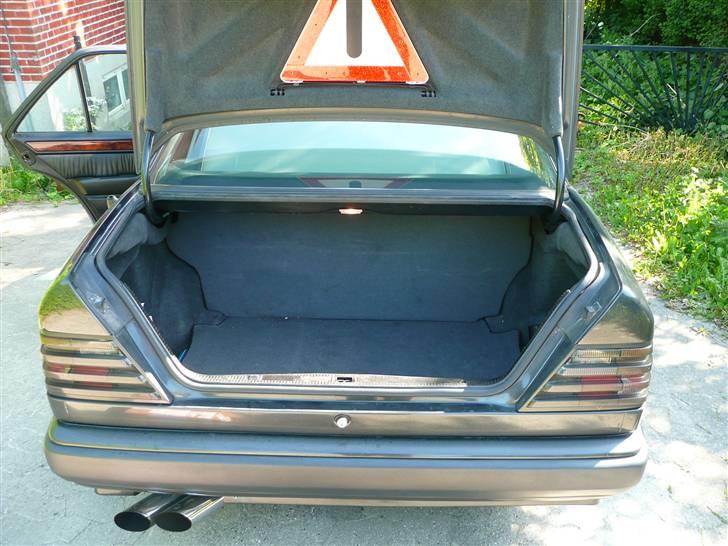 BRABUS W124 Ground Zero installation Stealth - Ja her har vi så bagerummet.
Det ser helt clean ud og i ganske org. tilstand.
Der er dog lavet en del om på bilens konstruktion som man vil kunne se på de næste billeder. billede 1
