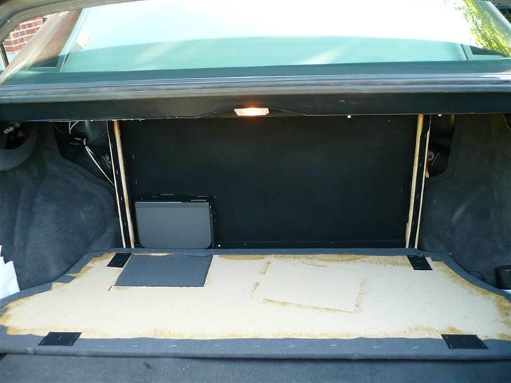 BRABUS W124 Ground Zero installation Stealth - Ja bagpladen gemmer på et skjult rum som gemmer plads til CD-Boksen og min 4 Kanals forstærker.
Alle ledninger og kalber er ligeledes gemt bag det "hemmelige rum" billede 3