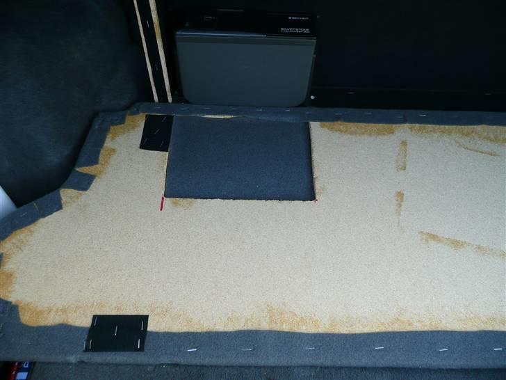 BRABUS W124 Ground Zero installation Stealth - Læg specielt mærke til at det skjulte rum kun lige er så dybt som det behøver at være.
Pladerne er ganske tynde og får at få rummet endnu mindre er der lavet en udskæring i bagpladen/dækpladen sådan at CD-Boksen som er den tykkeste der skal være, lige kan være der.
Bilen er i forvejen leveret fra fabrikken med en ekstra stor tank 90L. så den tager også en smule plads bag det hemmelige rum da tanken ligger mellem bagsædet og bagerummet og ikke under bilen. billede 4