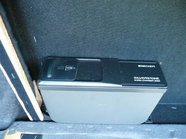 BRABUS W124 Ground Zero installation Stealth - Her ses tydeligt at der er gjort meget ud af at få det hemmelige rum til at være så tyndt som muligt for bedre at skjule at det rent faktisk er der. billede 5