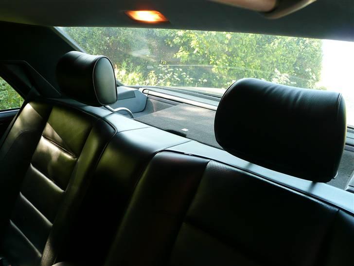 BRABUS W124 Ground Zero installation Stealth - Her ses så min bagerste installation.
Som det kendes på en W124er så har vi de 2 org. højttalere fra soundsystemet ude i hver side af hattehylden og i midten har vi første hjælps kassen med det grønne logo.
På hver side af førstehjælps kassen har vi så nedfældnings pladsen til nakke støtterne.
Bagerst tættest på ruden er det elektriske solgardin. billede 7