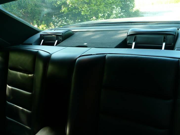 BRABUS W124 Ground Zero installation Stealth - Her ses det hvordan det ser ud når nakkestøtterne er nedfældet. billede 8