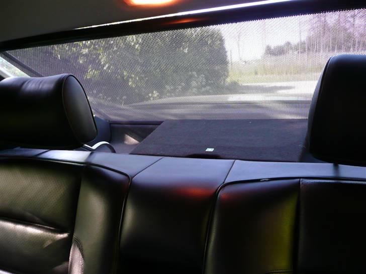 BRABUS W124 Ground Zero installation Stealth - Her ses hvordan det ser ud med det elektriske solgardin slået op. billede 9