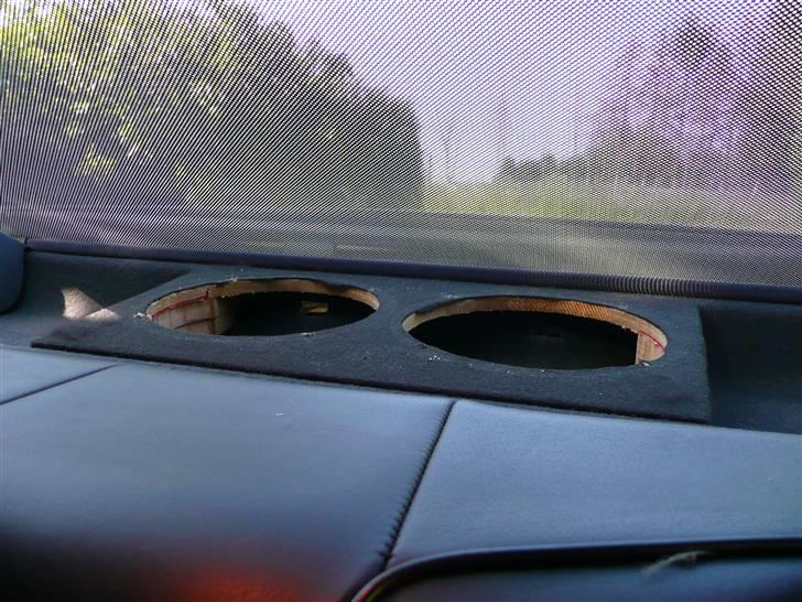 BRABUS W124 Ground Zero installation Stealth - Næ det var nemlig ikke en førstehjælps kasse med mindre man føler at 2 kolde 8" slag midt i ansigtet er første hjælp :o)
Som det ses er det her jeg har mine 2 X 8" Aliante Kickker basser liggende. i en dertil designet kasse som har samme form og look som den org. førstehjælps kasse. billede 11