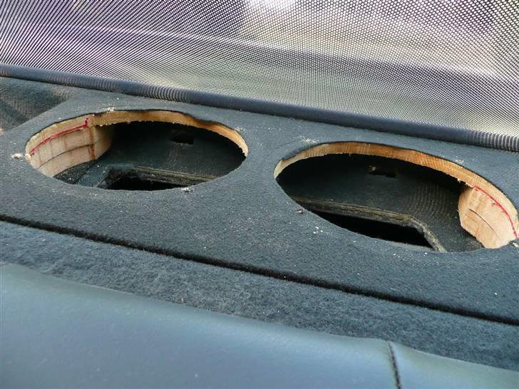 BRABUS W124 Ground Zero installation Stealth - Men normalt er førstehjælps kassen bare placeret oven på hattehylden og derfor måtte der ske noget med hensyn til lyden da en så lille kasse ikke yder 2 X 8" ret meget nydelse eller ydelse.
Derfor blev der skåret en slot port ud, lige over "det hemmelige rum" så basserne har hele det hemmelige rum som bas kammer.
Ret smart hvis jeg selv skal sige det selvfølgelig :o) billede 12