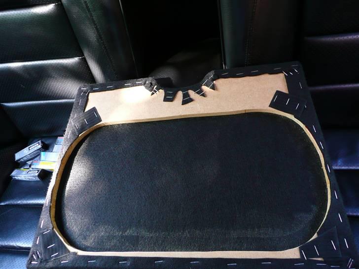 BRABUS W124 Ground Zero installation Stealth - Igen for at bevare det org. look og uden brug for at skære hele huller til basserne så faldt valget netop på Aliante Phase Linear enhedderne da de ikke er ret dybe.
Og da førstehjælps kassen skulle have samme højde (ikke så høj) som den org. og flugte med bagsædets øverste kant, så blev låget til kassen lavet med filt og igen som med CD-Boksen er der lavet en udskæring således at den fulde længde bevares trods låg Skjuleren øger højden :o) billede 13