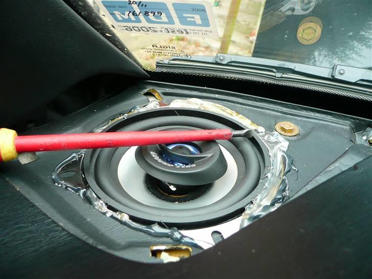 BRABUS W124 Ground Zero installation Stealth - Fortil er der valgt Ground Zeros 4" Coax enhedder fra Hydrogen klassen.
Da en mercedes standart er leveret med en anden størelses format som ikke passer direkte med 4" enhedder blev valget at bruge varmelim til at montere dem med da det kan fjernes igen uden at ødelægge noget og samtidig få en tæt montering billede 15