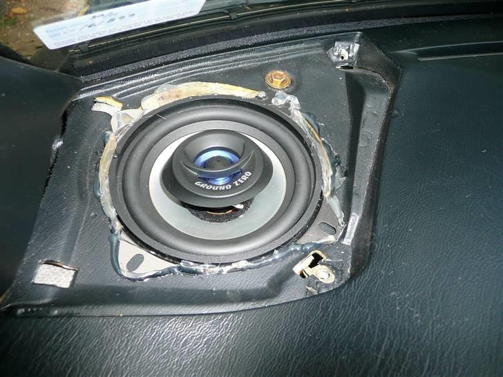 BRABUS W124 Ground Zero installation Stealth - Velspillende enhedder og et velbevaret org. look i kabinen når højttaler skjuleren kommer på. billede 16