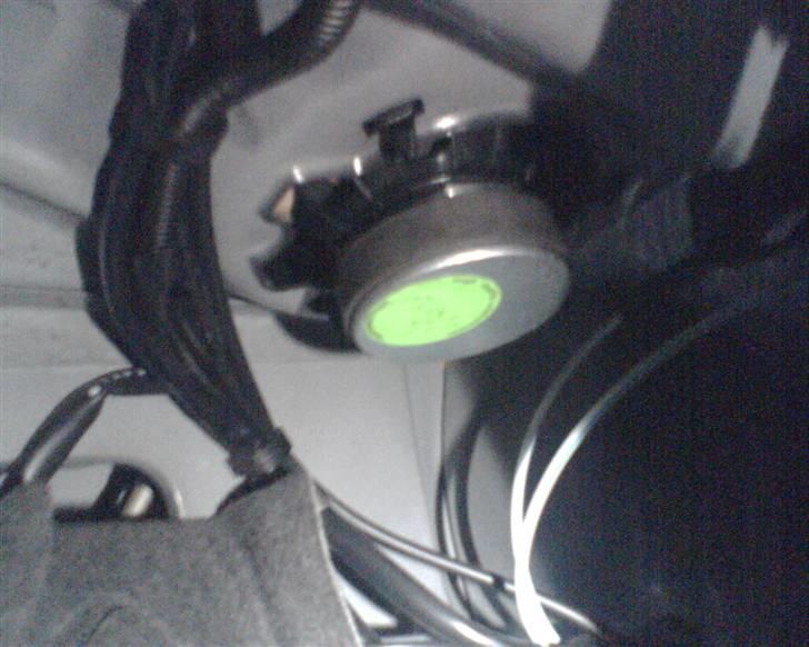 BRABUS W124 Ground Zero installation Stealth - Her inde bag ved "det hemmelige rum" i bagerummet oppe over tanken ses de org. Mercedes soundsystem højttalere som er 2 Ohms.
Disse er udskiftet til Ground Zero Hydrogen seriens 5,25" Coax enhedder billede 21