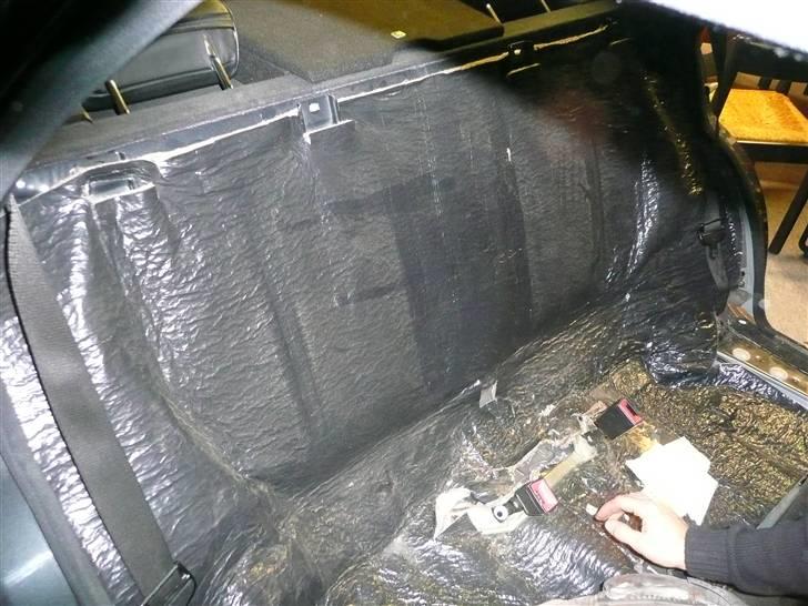 BRABUS W124 Ground Zero installation Stealth - Her har jeg afmonteret bagsædet for at påbegynde installationen af signal kabler, Strømkabler og Bas kontrol kabler til justering af de 2 forstærkere fra kabinen. billede 24