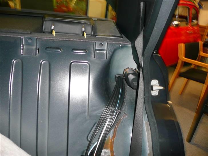 BRABUS W124 Ground Zero installation Stealth - Her ses inde fra kabinen det hul signal kablerne kommer igennem, selvføglelig med gullimanget i hullet så vi ikke får skåret kablerne over :o) billede 27