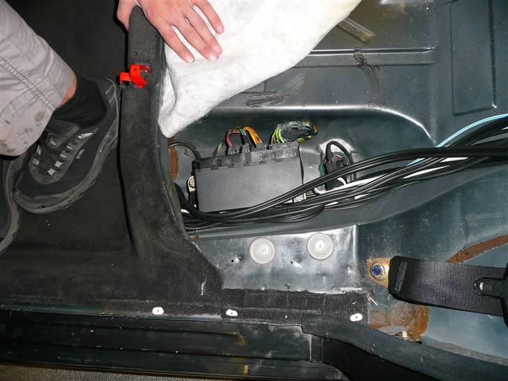 BRABUS W124 Ground Zero installation Stealth - Her trækkes signal kablerne ned under sædet forbi komfort modulet som også styre centrallåsen. billede 28