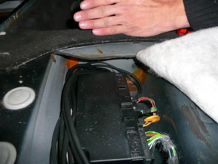 BRABUS W124 Ground Zero installation Stealth - Her ses kabel kanalen som går nede under sædet og ud på den anden side. billede 29