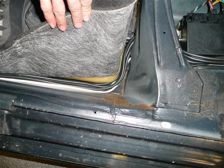 BRABUS W124 Ground Zero installation Stealth - Her på den anden side under tæppet føres de videre i de kanaler som er lavet i bunden ved hjælp af udskæringer i isolations materialet. billede 30