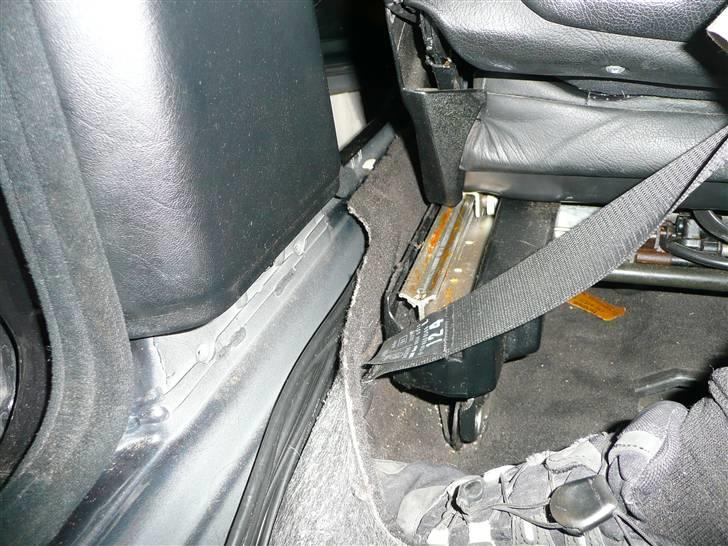 BRABUS W124 Ground Zero installation Stealth - Her forbi sele holderen og frem.
Videre fremme trækkes de op forbi combi instrumentet og hen til radioen. billede 31