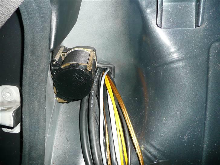 BRABUS W124 Ground Zero installation Stealth - Her trækker jeg 2 X 25 Kvadrat plus kabel fra bagerummet hvor det ene skal til den 4 kanals forstærker og det andet til den 1 kanals forstærker. billede 32