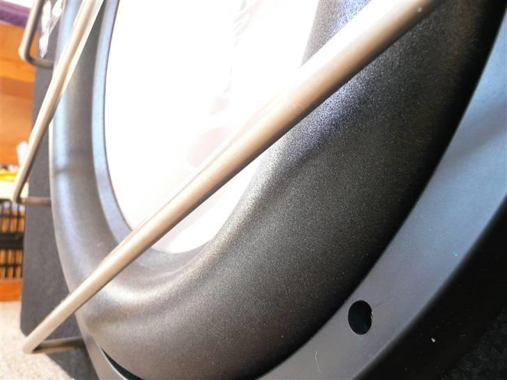 BRABUS W124 Ground Zero installation Stealth - Enhedden er bare STIV som et bræt eller en bil med blokeret forbremser ikke til at rokke :o)
Ophænget er næsten en hel tommer bredt. billede 37