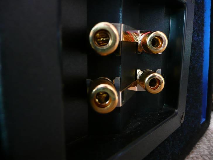 BRABUS W124 Ground Zero installation Stealth - 15" med Dobbelte svingspoler skal selvfølgelig have Tilslutnings terminal til begge så man har mulighed for at tilslutte dem som ønsket.
Nogle har dem fast parralelt koblet og så kun 1 skrue terminal, men så er man jo lidt bundet af den opsætning, men ikke her :o) foto af de kære tilslutnings terminaler med focus på de 2 længest væk billede 39