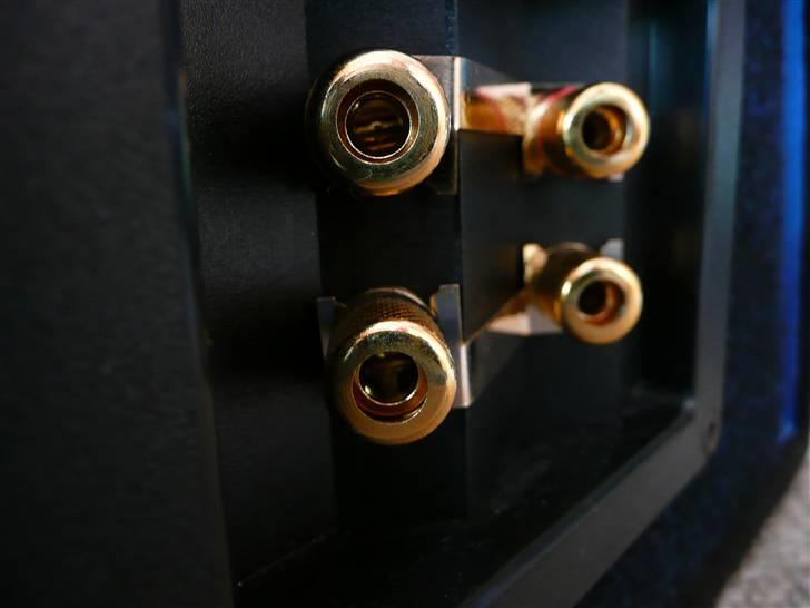 BRABUS W124 Ground Zero installation Stealth - Igen lige lidt nær foto af de kære tilslutnings terminaler med focus på de 2 tættest på billede 40